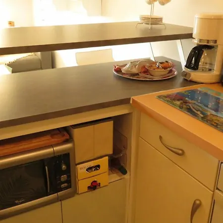 T2 Climatise Avec Loggia A La Faviere, Proche Plages Et Commerces, Parking Inclus - Fr-1-610-2 Apartment