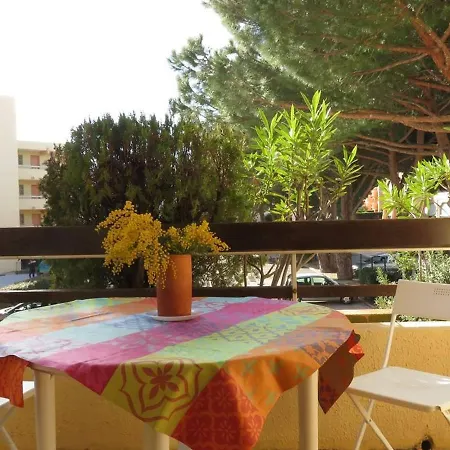 T2 Climatise Avec Loggia A La Faviere, Proche Plages Et Commerces, Parking Inclus - Fr-1-610-2 Apartamento *